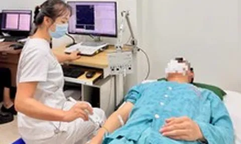 Hít 50 quả bóng cười mỗi ngày, thanh niên 24 tuổi tổn thương thần kinh, yếu cả tay chân