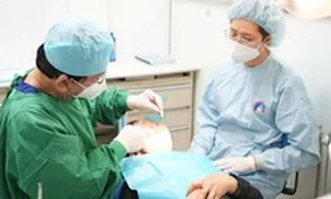 Bác sĩ cảnh báo tâm lý người cao tuổi dùng hàm răng giả nhiều năm nhưng không kiểm tra