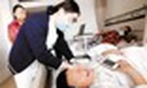 Cậu bé 8 tuổi đã suýt chết vì suy thận cấp, cả đời chạy thận, bác sĩ tức giận: "Bố mẹ chiều quá hóa hại con!"