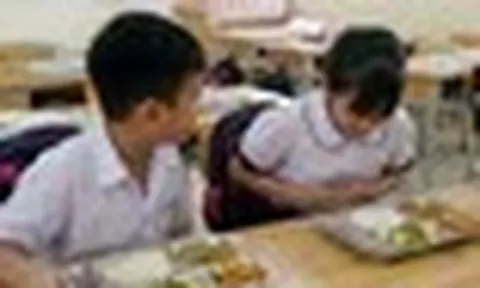Nhiều học sinh một trường tiểu học ở TPHCM nôn ói, tiêu chảy, sốt