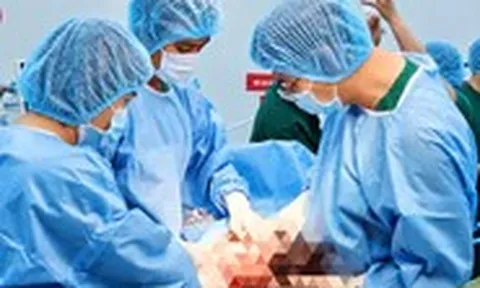 Bóc khối u nang buồng trứng 'khủng' cho cụ bà 70 tuổi