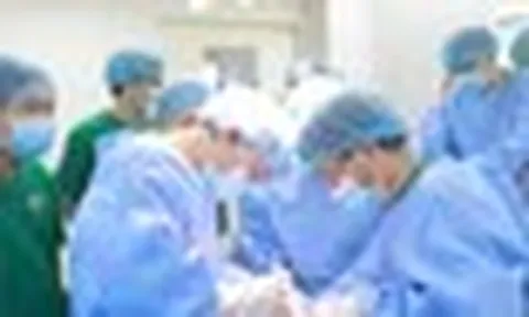 Chồng hiến thận cứu vợ, cha nhường một phần cơ thể cho con