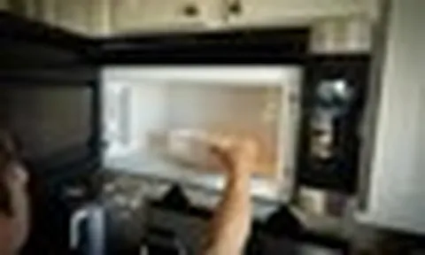 Vi nhựa có thể xâm nhập vào máu và các cơ quan: Các bà nội trợ hạn chế làm việc này để tránh cả nhà "ăn" hạt vi nhựa