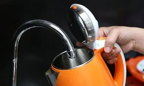 5 lời khuyên cho gia đình thường xuyên đun nước uống bằng ấm siêu tốc