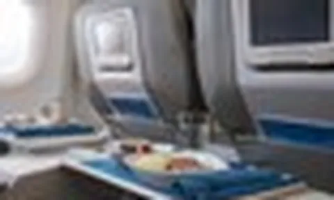 Sự thật ít người biết: Bàn ăn là nơi bẩn nhất trên máy bay