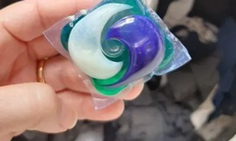 Lời cảnh báo đến tất cả các gia đình đang dùng viên giặt xả: Một người phụ nữ suýt bị mù!