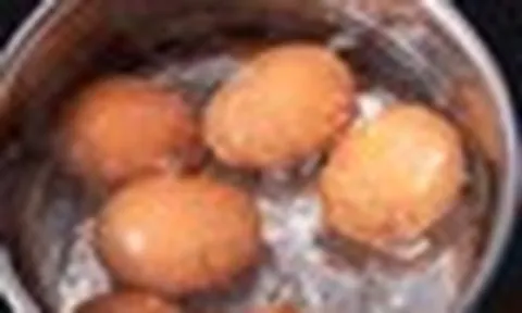 Luộc trứng đừng chỉ cho nước lã: Thêm 1 thìa gia vị quen thuộc, bóc vỏ dễ dàng, trứng láng mịn đẹp mắt
