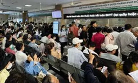 Người đến bệnh viện TP.HCM khám vì sốt, ho, đau nhức tăng, khi nào cần nhập viện?