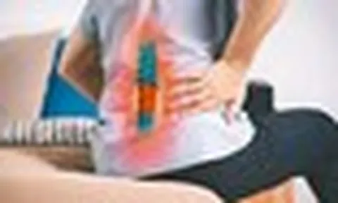 Uống thuốc cúm mãi không khỏi, người đàn ông đi khám phát hiện đốt sống bị vi khuẩn phá hủy