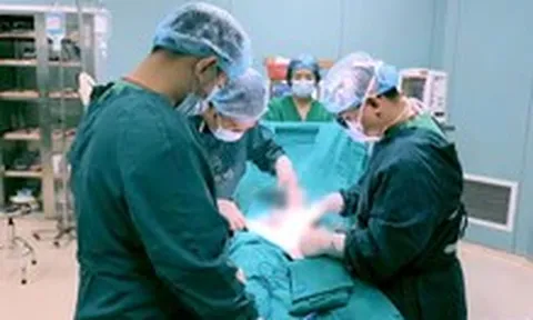 Suýt hoại tử tinh hoàn vì tự đeo vòng kim loại 3cm