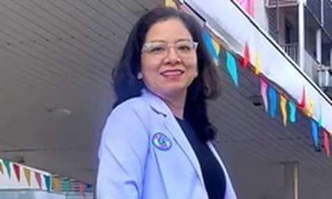 Bác sĩ kể phút cứu hành khách ngưng thở trên máy bay: 'Chạy không kịp mang dép, ép tim trong thế khó'