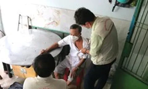 Đội chăm sóc sức khỏe đến từng nhà xử lý ổ dịch viêm não mô cầu ở TP.HCM