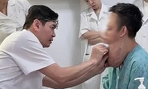 Phẫu thuật lấy khối u mỡ khổng lồ ở cổ người đàn ông sau một thập kỷ