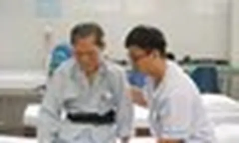 Bệnh nhân chờ 1,5 giờ, sổ khám nằm trong hộc bàn: Sở Y tế TPHCM yêu cầu chấn chỉnh
