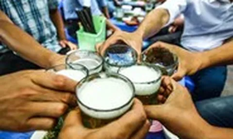 Những người 'ngày làm ba trăm rưỡi, uống bia hết năm trăm ngàn'