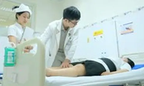 13 tuổi đau thắt lưng, tê yếu chân, đi khám mới biết thoát vị đĩa đệm nặng