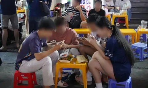 Ăn mì tôm nuốt luôn lưỡi lam: Coi chừng họa khi miệng nhai, tay lướt, mắt dán điện thoại