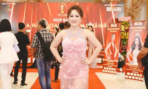 Người đẹp trí tuệ Nguyễn Ngọc Trang diện váy lông vũ dự họp báo