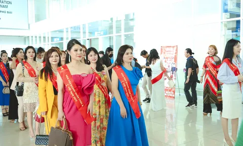Dàn thí sinh Hoa hậu Doanh nhân Châu Á Việt Nam 2022 xuất hiện nổi bật tại sân bay Phú Bài