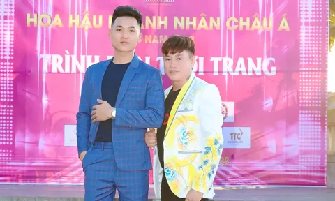 Người mẫu Khánh Luân xuất hiện cùng NTK Tommy Nguyễn tại sự kiện thời trang tại Huế