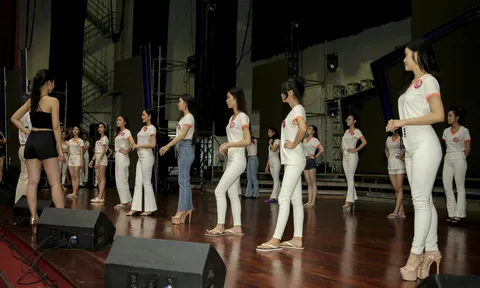 Thí sinh Hoa hậu Việt Nam Thời đại 2022 tập luyện kỹ năng trình diễn trước thềm chung kết