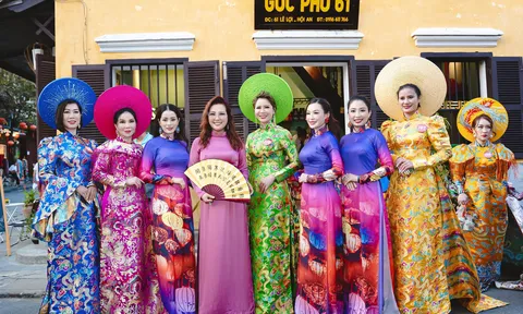 Chủ tịch Đặng Gia Bena duyên dáng trong tà áo dài cùng thí sinh Hoa hậu Doanh nhân Việt Nam 2023