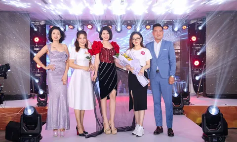 Nữ doanh nhân Vũ Quang Ngọc Bảo đấu giá trang phục công sở của NTK Thân Hoàng Bích Thủy trong đêm thiện nguyện