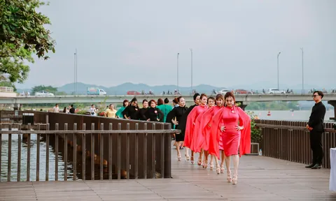 NTK Thân Hoàng Bích Thủy mang bộ sưu tập công sở độc đáo đến Hoa hậu Quý bà Việt Nam Toàn cầu 2023