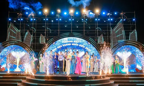 NTK Tommy Nguyễn thổi hồn vào trang phục dạ hội trong đêm chung kết Hoa hậu Doanh nhân Biển 2023