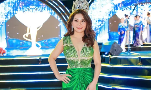 Hoa hậu Lê Thị Thắm trao giải cho Á hậu 3 Hoa hậu Doanh nhân Biển 2023