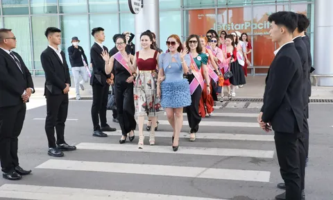 Dàn thí sinh Hoa hậu Doanh nhân Châu Á Việt Nam 2023 rạng rỡ trước ống kính truyền thông