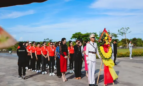 Đoàn Hoa hậu Doanh nhân Châu Á Việt Nam 2023 dâng hương tượng đài Mẹ Thứ