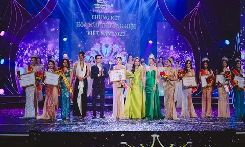 Khoảnh khắc đăng quang của doanh nhân Lê Thị Liệu tại đêm chung kết Hoa hậu Thương hiệu Việt Nam 2023