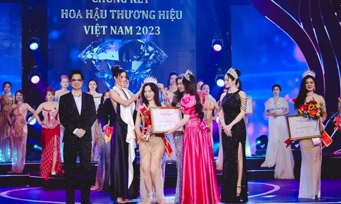 Khoảnh khắc doanh nhân Nguyễn Thị Hằng đăng quang Á hậu 2 Hoa hậu Thương hiệu Việt Nam 2023