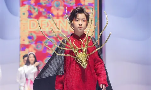 Model kid Đại Phong khoe khả năng catwalk chuyên nghiệp với vị trí mở màn cho show diễn của NTK Dexnol và NTK Tuấn Huỳnh