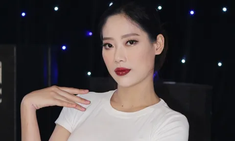 Người mẫu Phi Nhã duyên dáng trong tà áo dài