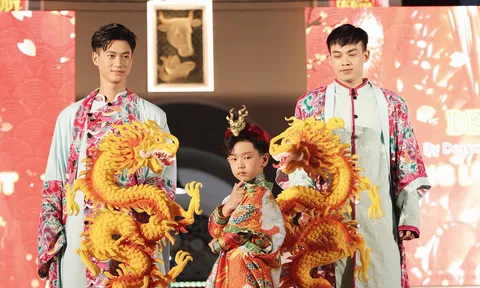 Model kid Minh Triết hoá "Hoàng tử mùa xuân" cho BST "Thăng long Đại cát" của NTK Dexnol và NTK Tuấn Huỳnh