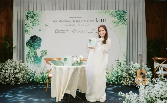 Cuộc Đối Thoại Trong Khu Vườn Tâm: Khi vẻ đẹp của người phụ nữ bắt đầu từ bên trong